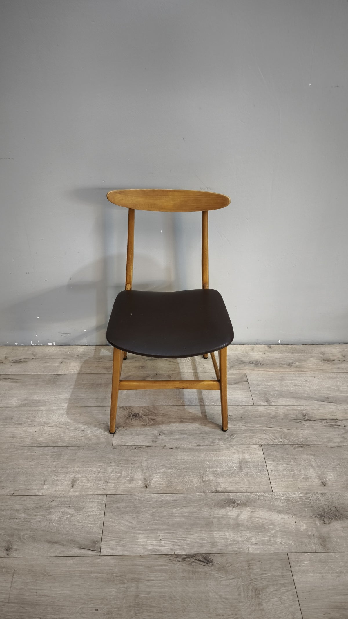 93142-2 Sedia nordica in legno con seduta nera