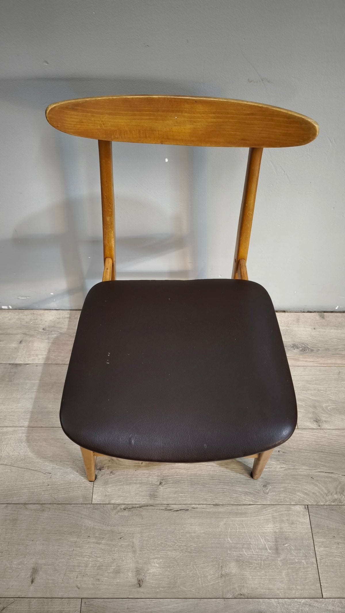 93142-2 Sedia nordica in legno con seduta nera