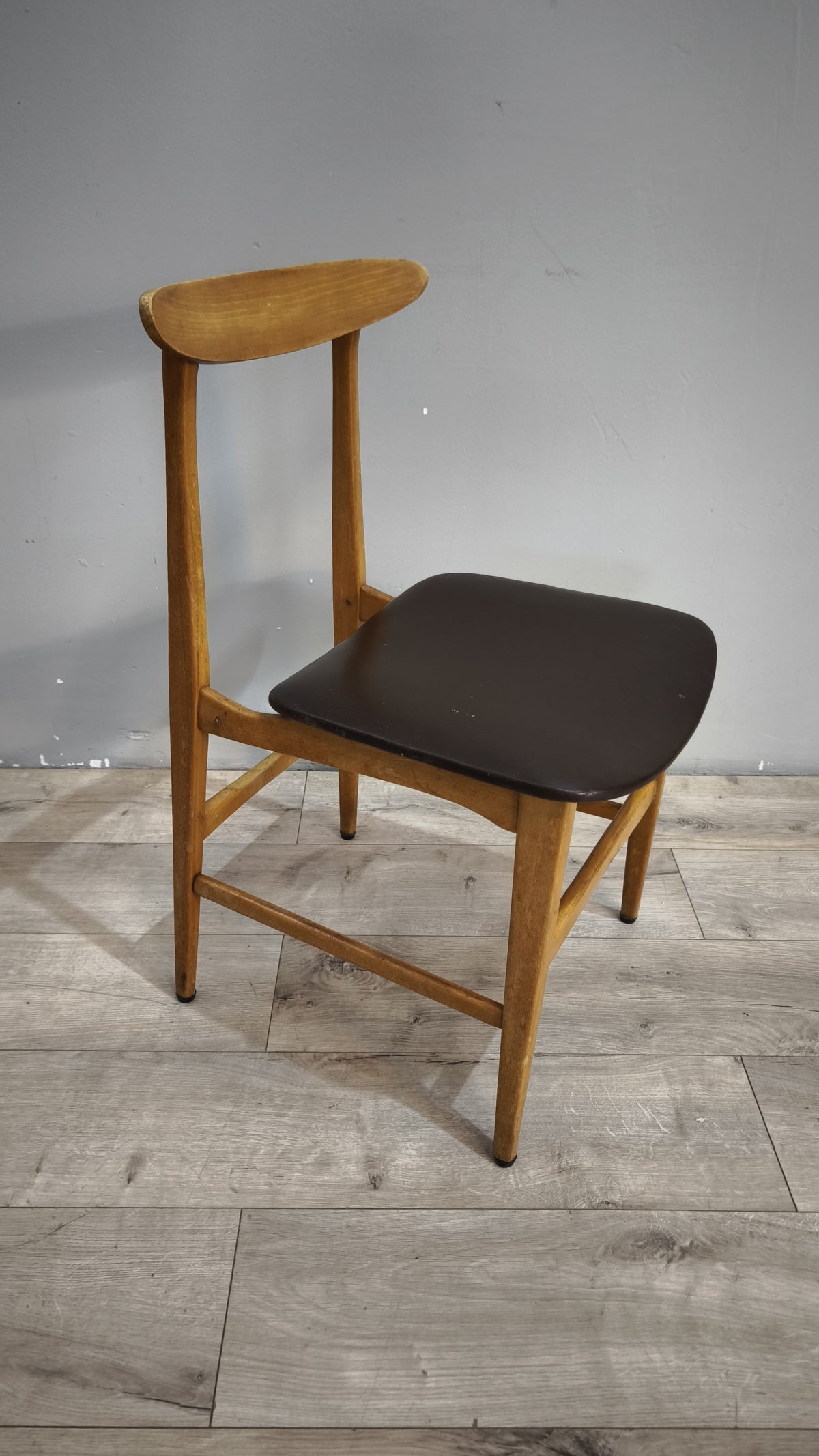 93142-2 Sedia nordica in legno con seduta nera