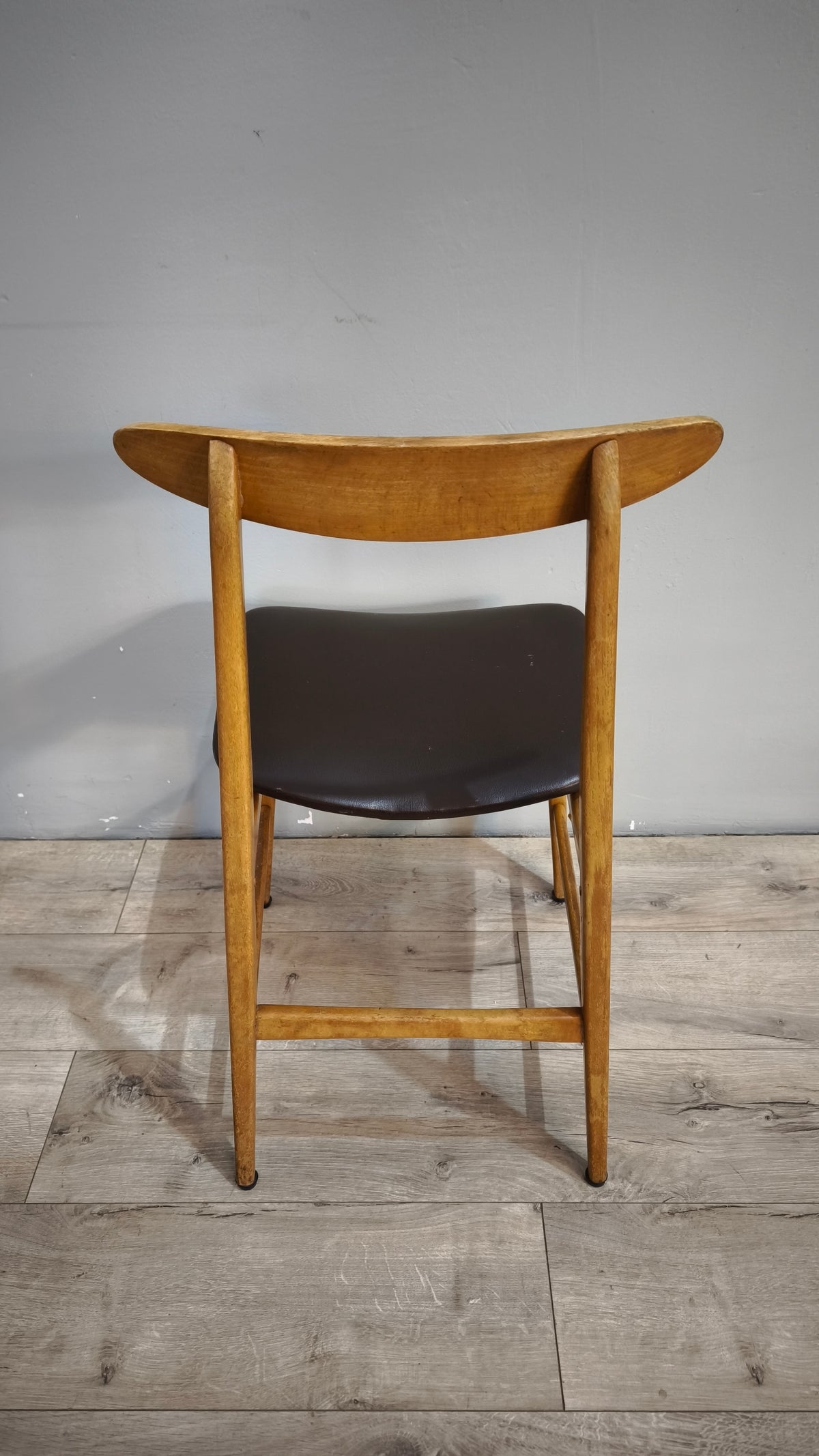 93142-2 Sedia nordica in legno con seduta nera
