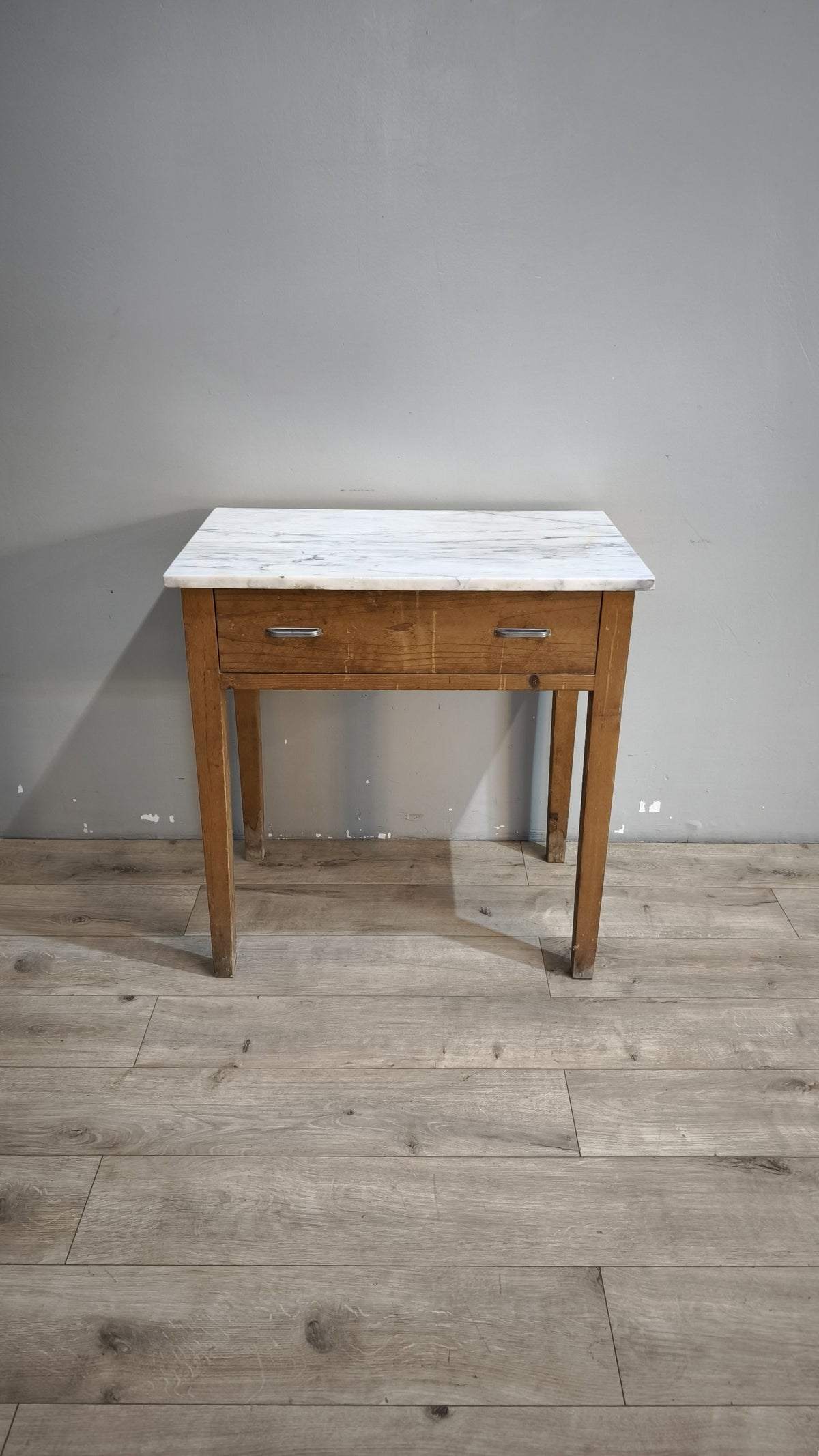 93155 Tavolo in legno con cassetto e piano in marmo