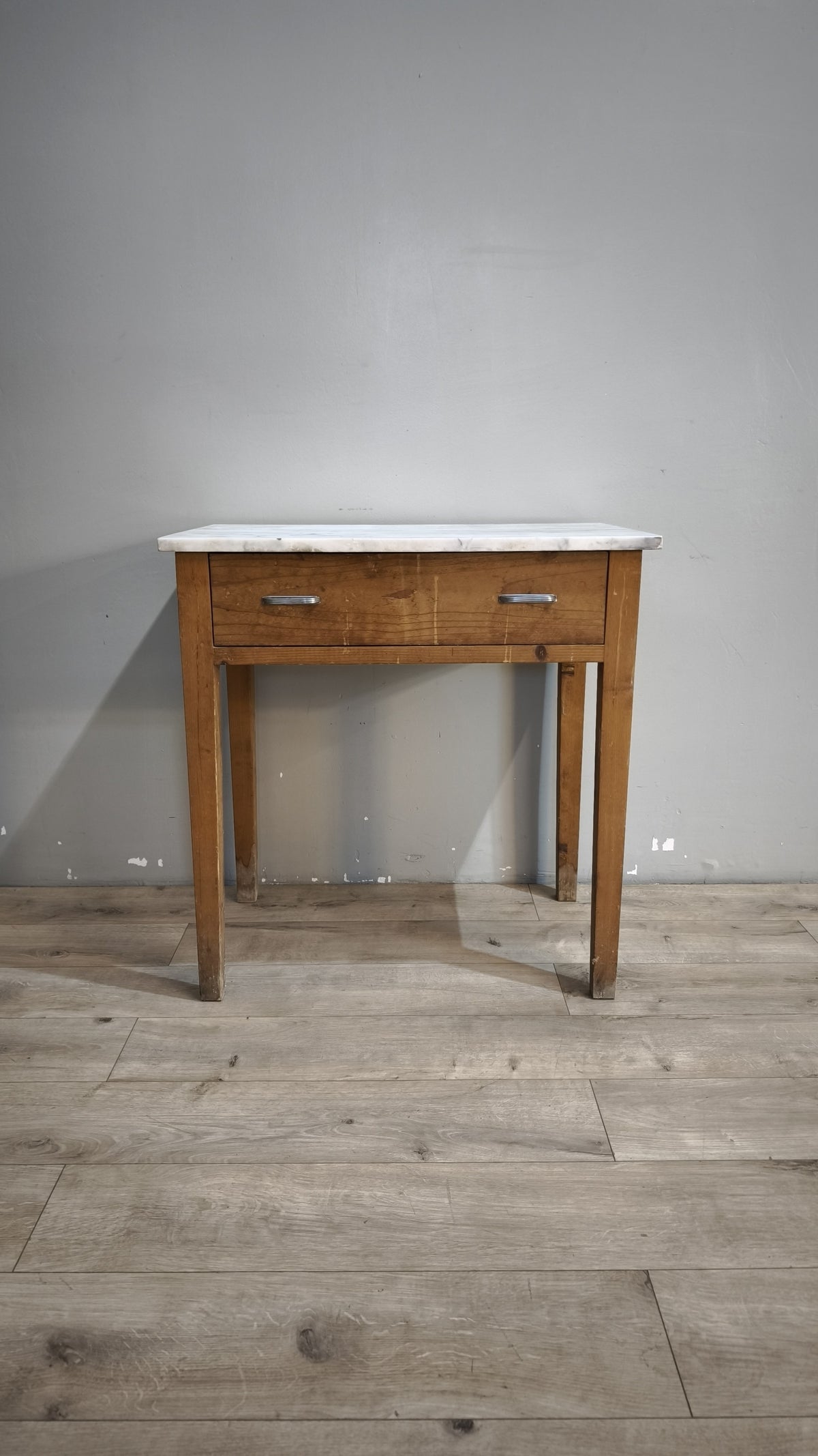 93155 Tavolo in legno con cassetto e piano in marmo
