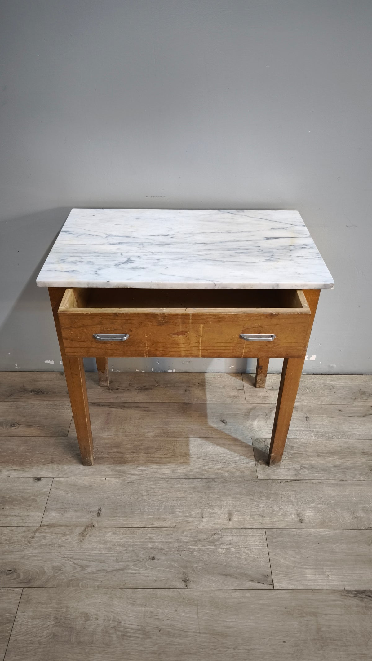 93155 Tavolo in legno con cassetto e piano in marmo