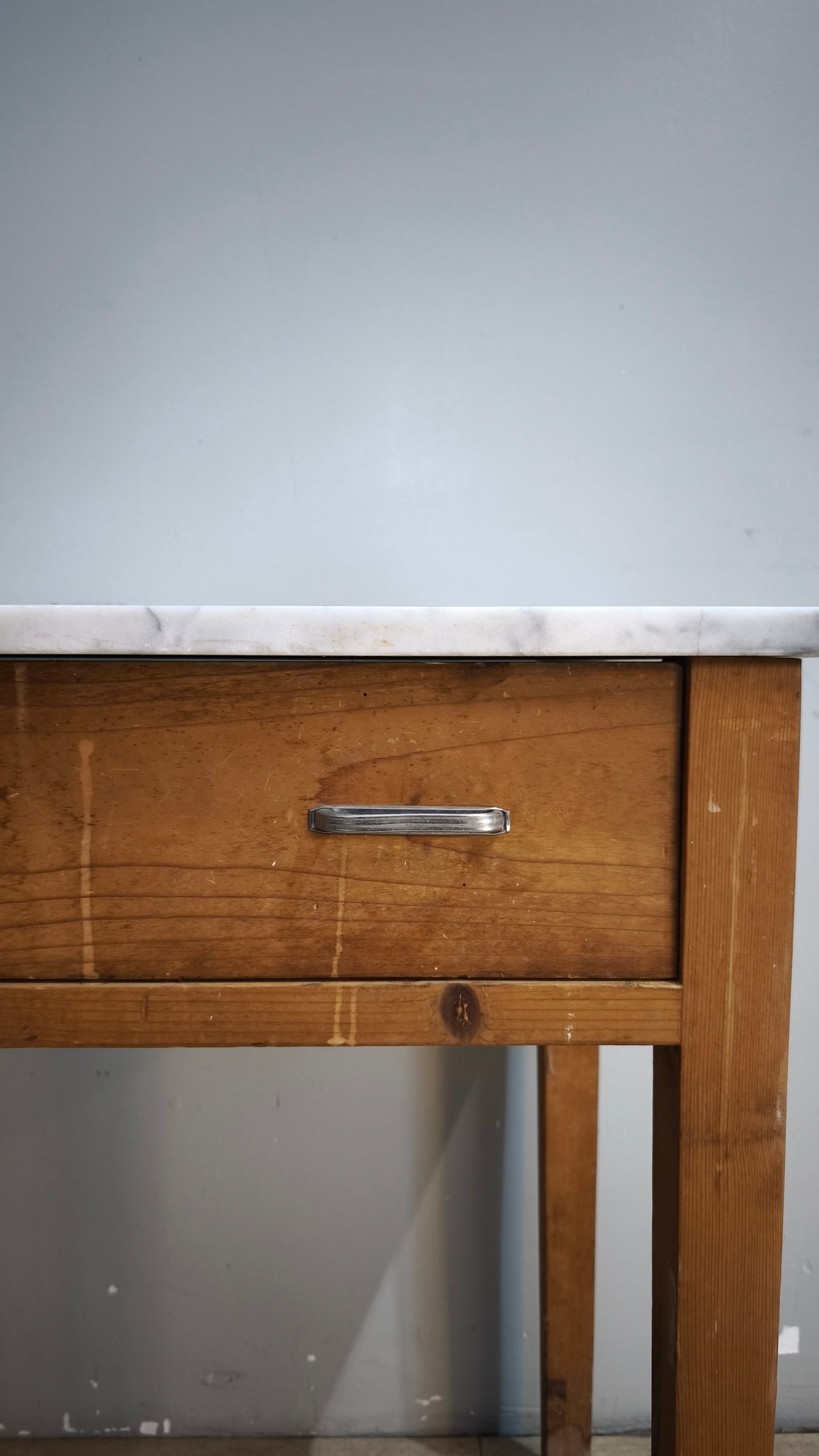 93155 Tavolo in legno con cassetto e piano in marmo