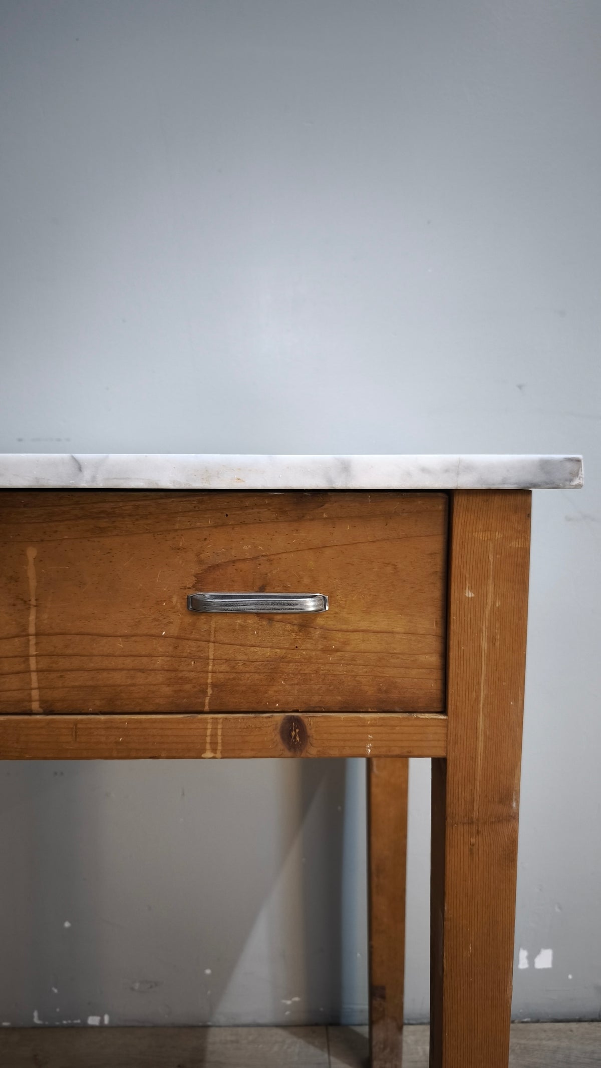 93155 Tavolo in legno con cassetto e piano in marmo
