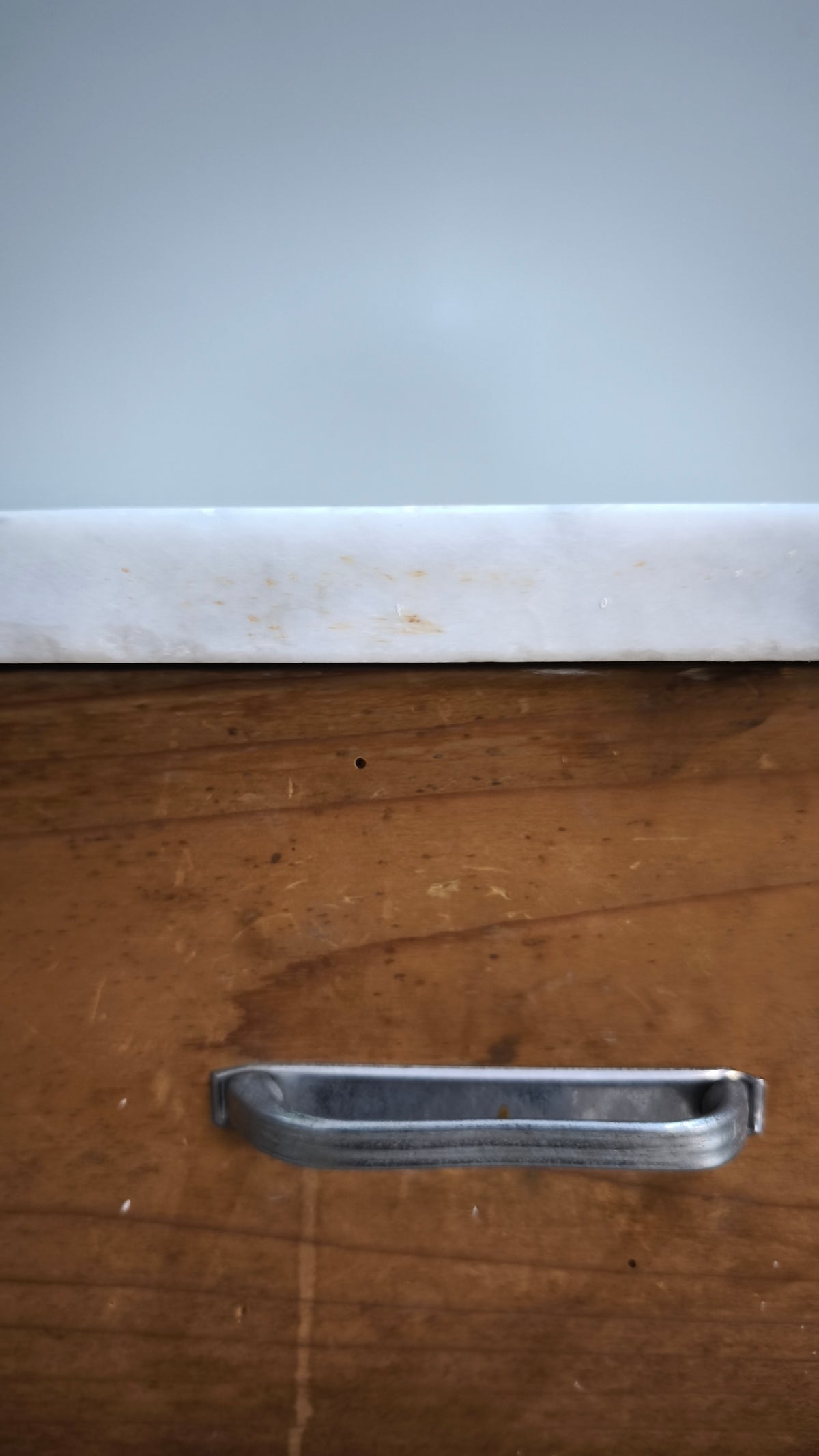 93155 Tavolo in legno con cassetto e piano in marmo