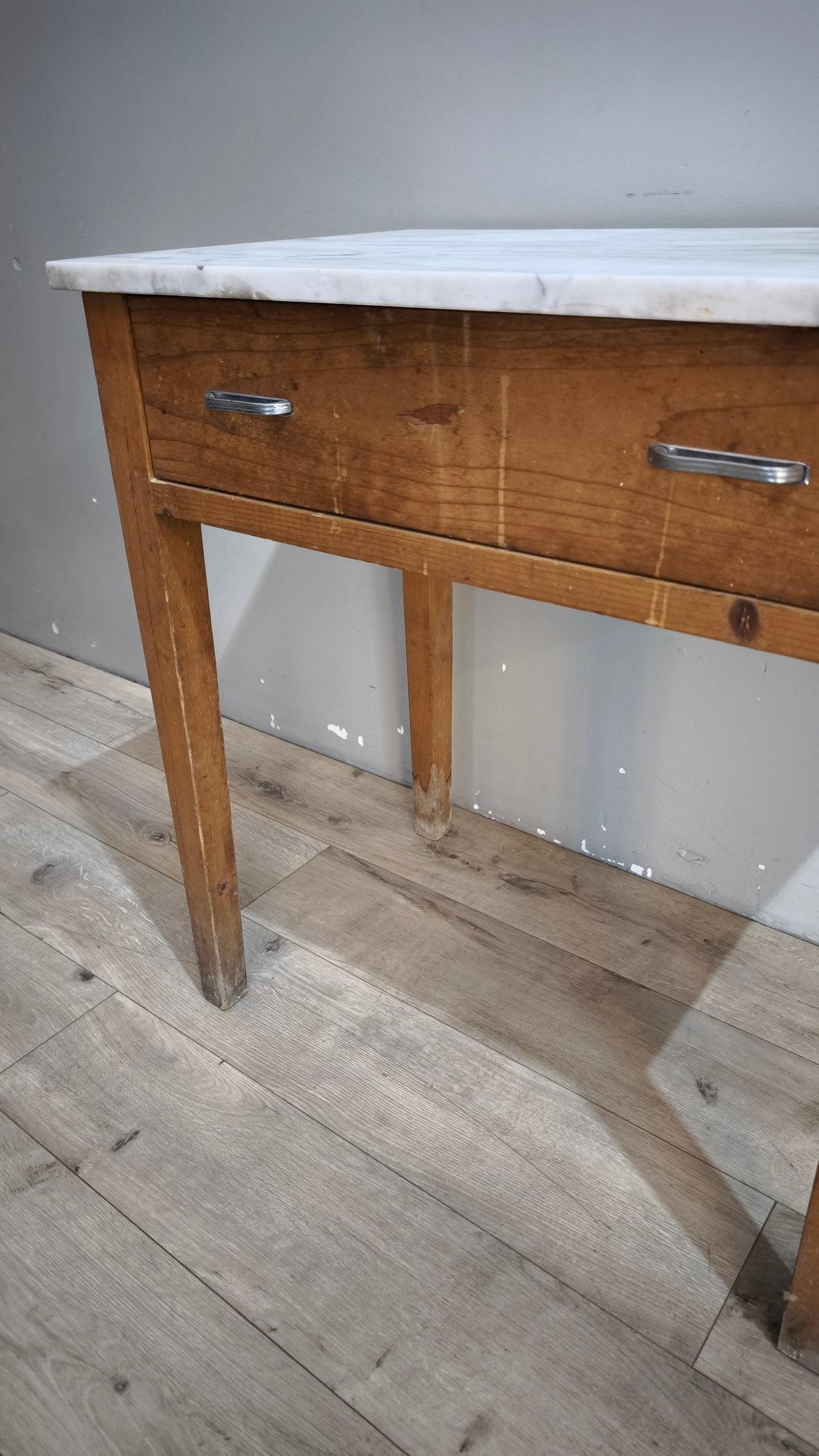 93155 Tavolo in legno con cassetto e piano in marmo