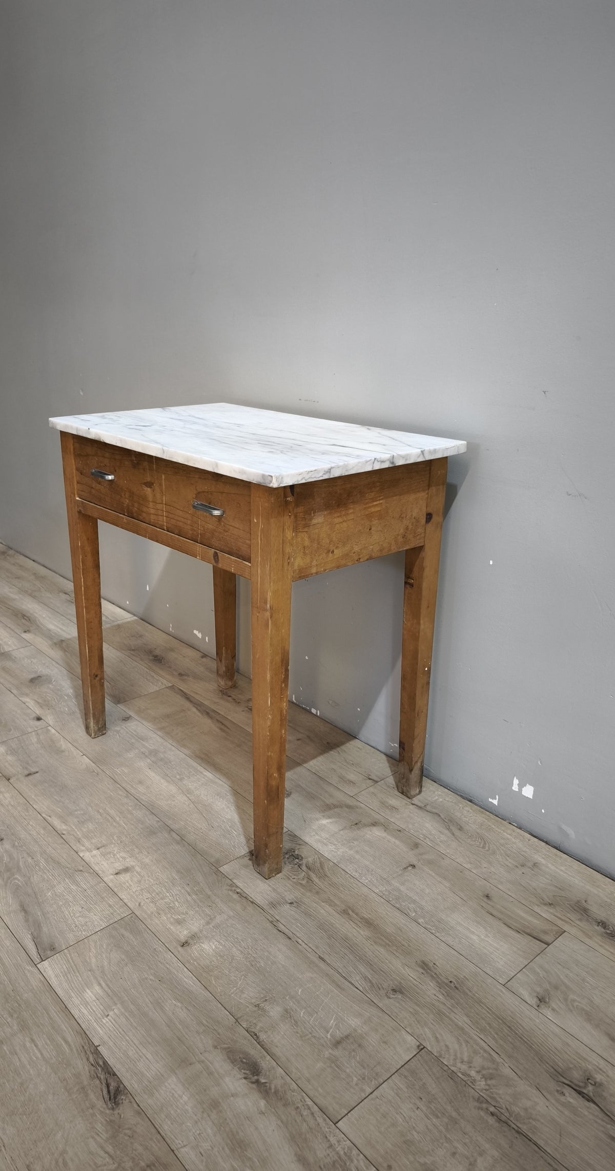93155 Tavolo in legno con cassetto e piano in marmo