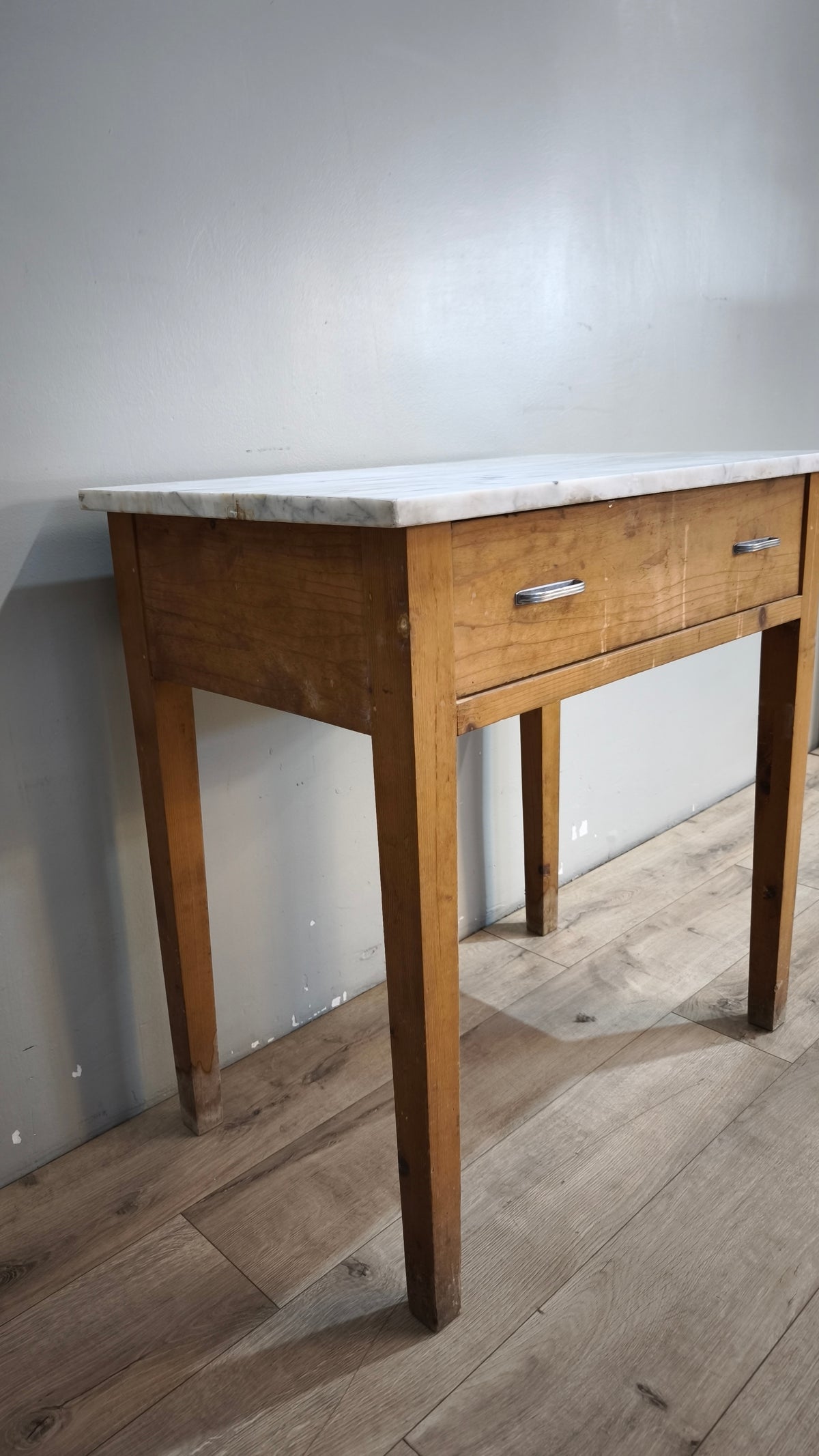 93155 Tavolo in legno con cassetto e piano in marmo