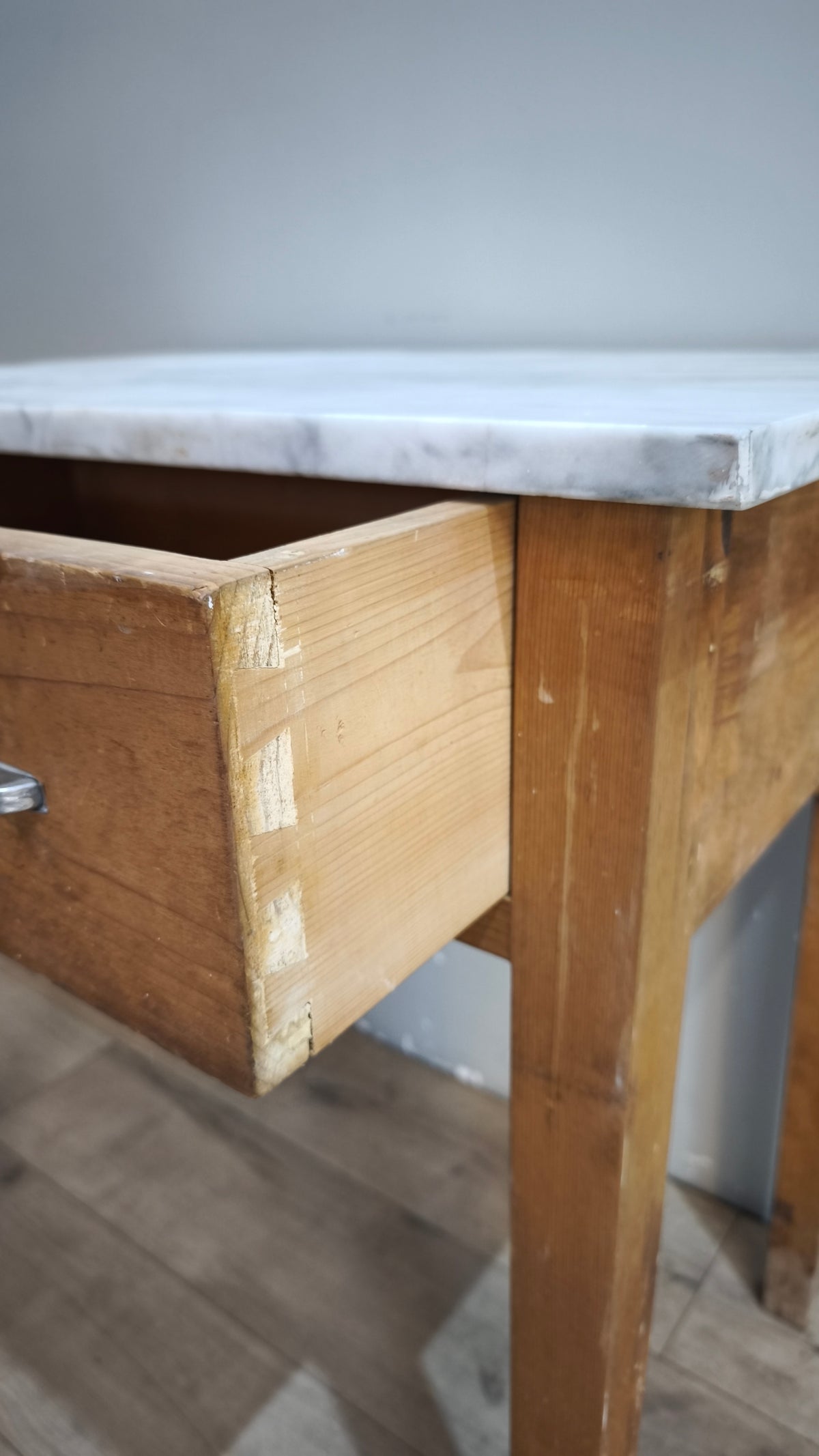 93155 Tavolo in legno con cassetto e piano in marmo