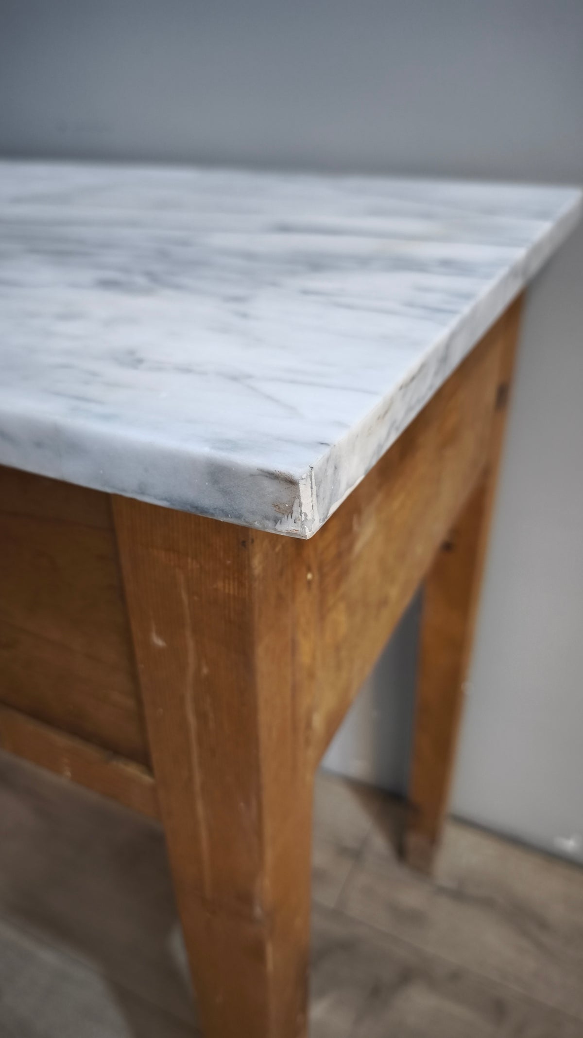 93155 Tavolo in legno con cassetto e piano in marmo
