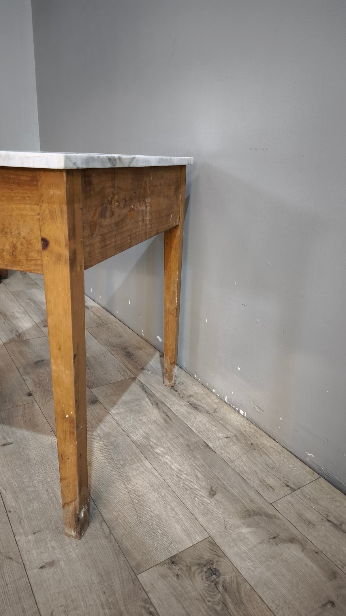 93155 Tavolo in legno con cassetto e piano in marmo