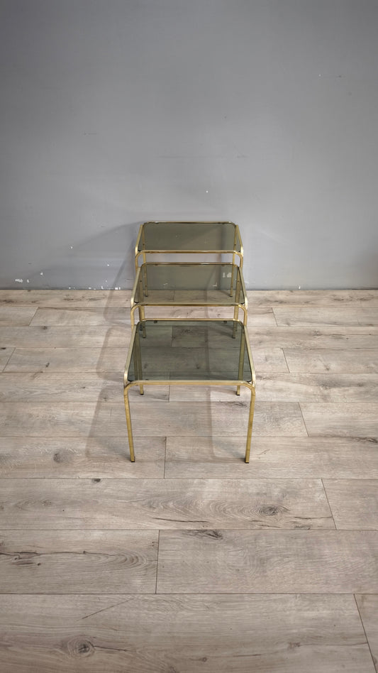 93175 Trittico tavolini da salotto in metallo dorato e piano in vetro