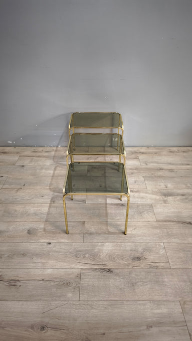 93175 Trittico tavolini da salotto in metallo dorato e piano in vetro