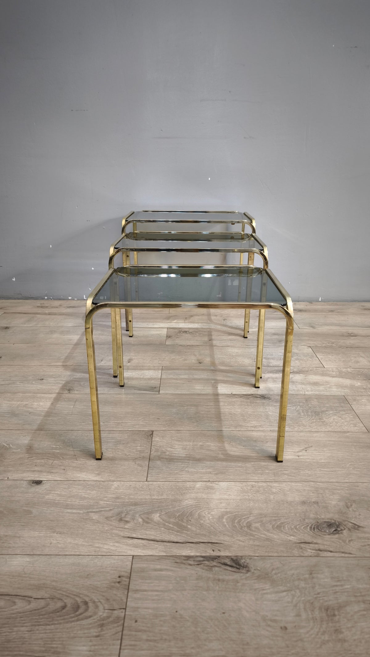 93175 Trittico tavolini da salotto in metallo dorato e piano in vetro