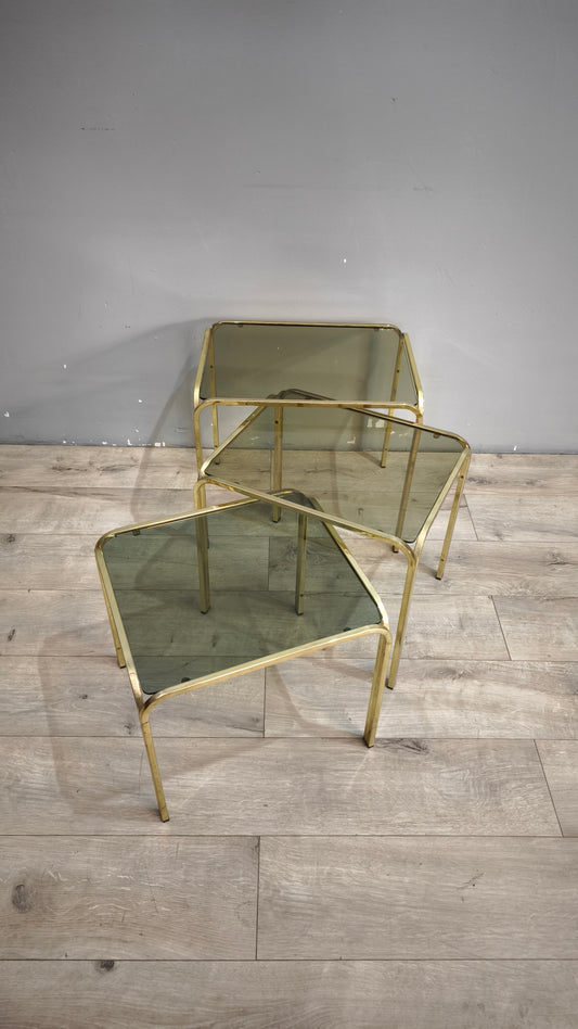 93175 Trittico tavolini da salotto in metallo dorato e piano in vetro