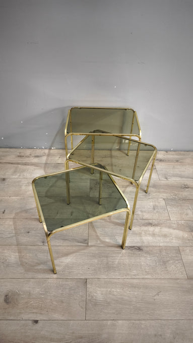 93175 Trittico tavolini da salotto in metallo dorato e piano in vetro