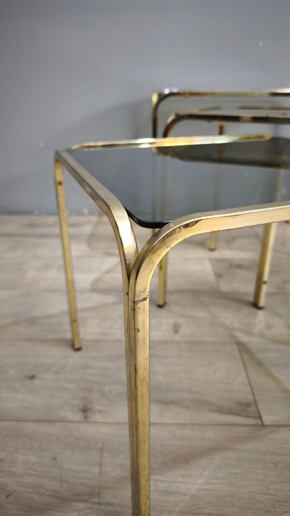 93175 Trittico tavolini da salotto in metallo dorato e piano in vetro
