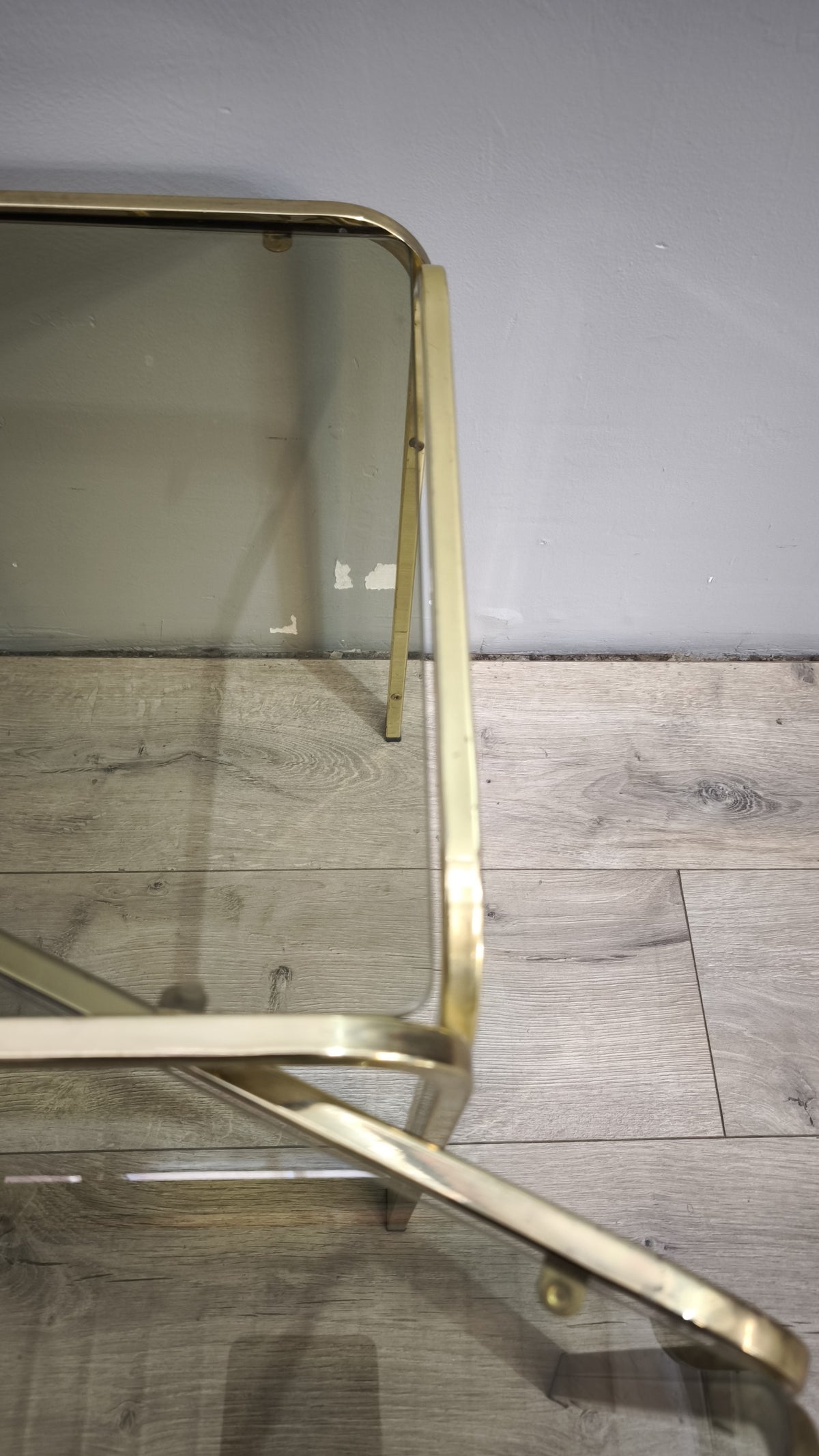 93175 Trittico tavolini da salotto in metallo dorato e piano in vetro
