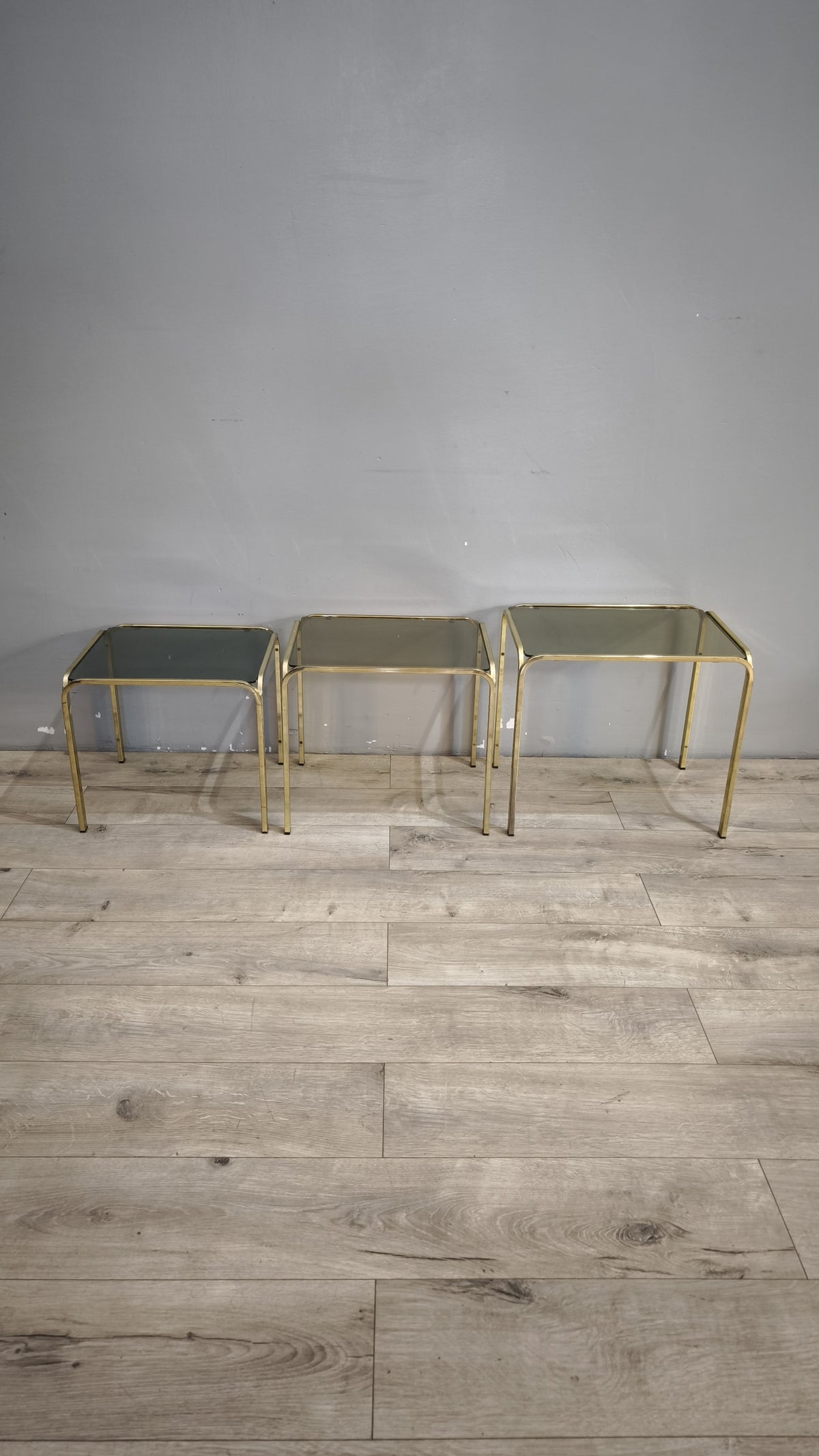 93175 Trittico tavolini da salotto in metallo dorato e piano in vetro