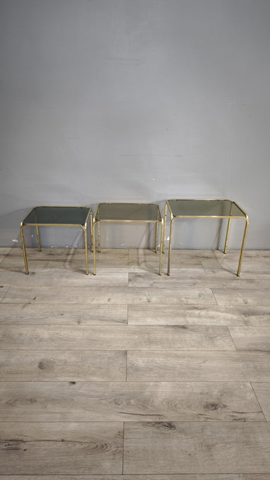 93175 Trittico tavolini da salotto in metallo dorato e piano in vetro