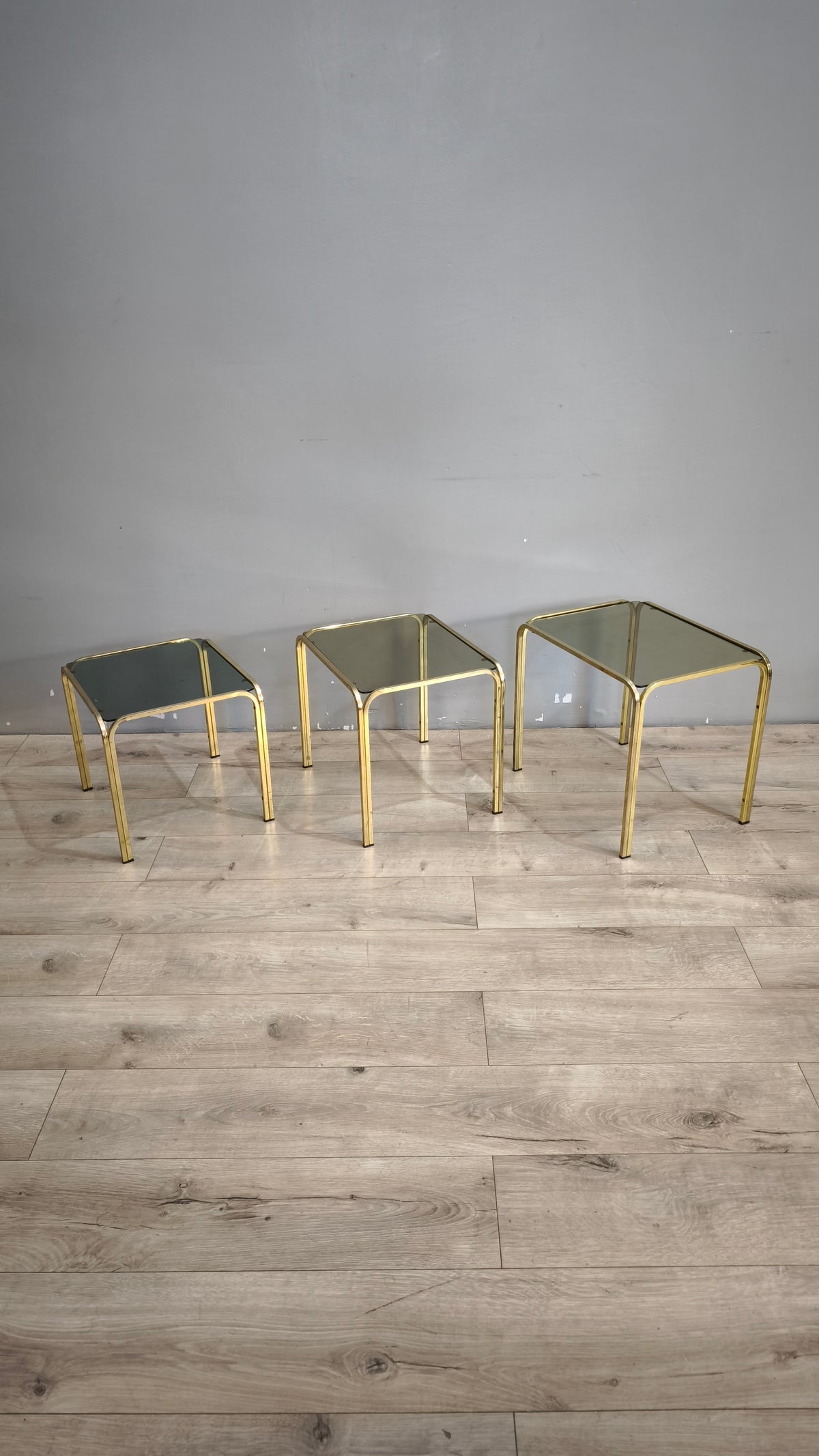 93175 Trittico tavolini da salotto in metallo dorato e piano in vetro