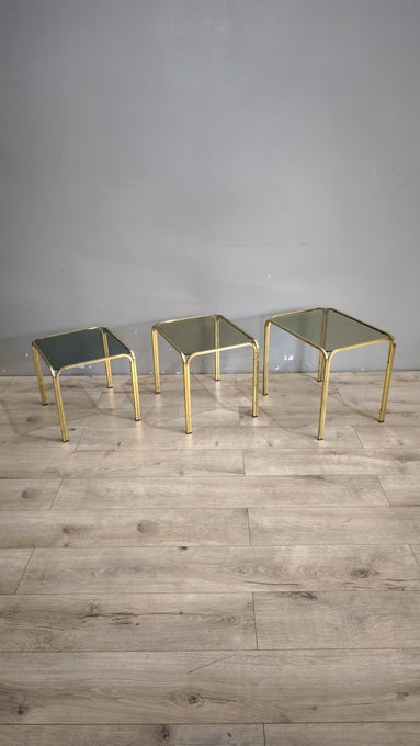 93175 Trittico tavolini da salotto in metallo dorato e piano in vetro