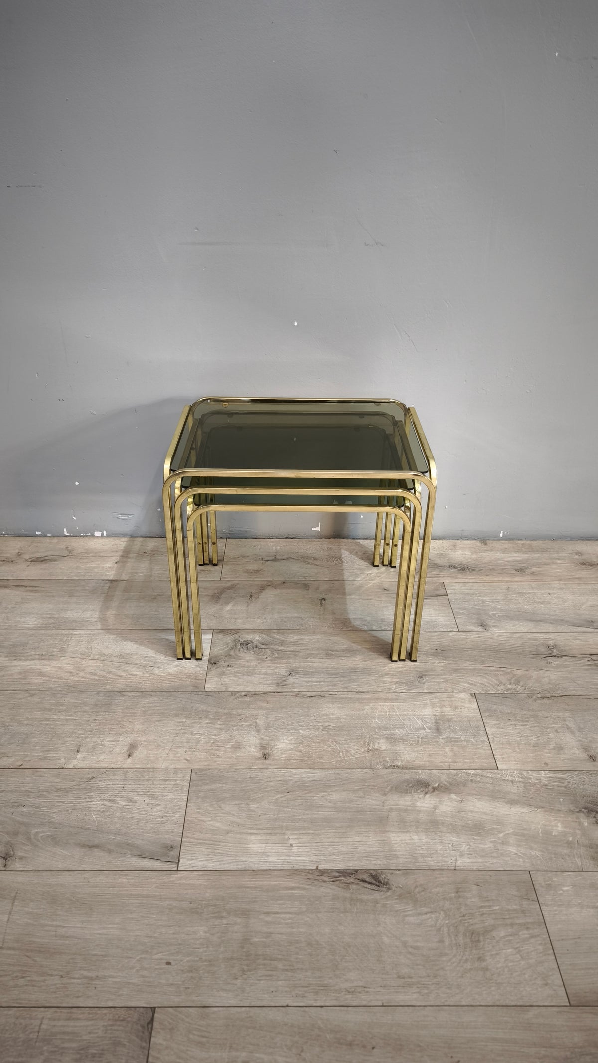 93175 Trittico tavolini da salotto in metallo dorato e piano in vetro