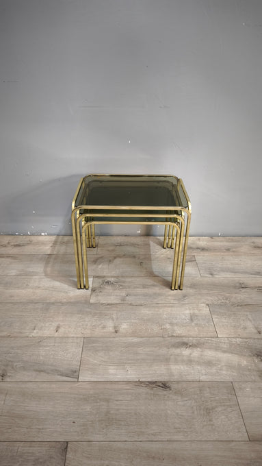 93175 Trittico tavolini da salotto in metallo dorato e piano in vetro
