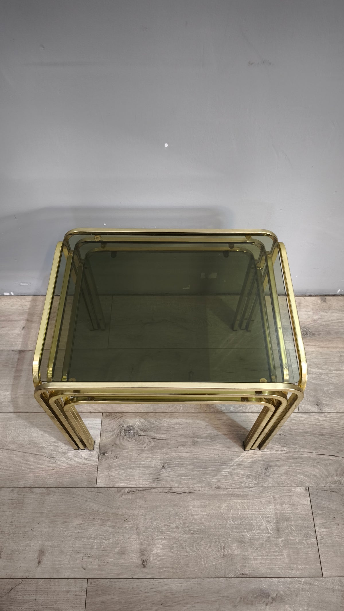 93175 Trittico tavolini da salotto in metallo dorato e piano in vetro