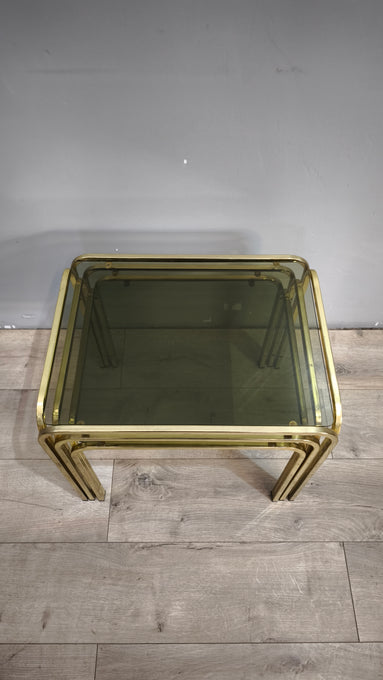 93175 Trittico tavolini da salotto in metallo dorato e piano in vetro