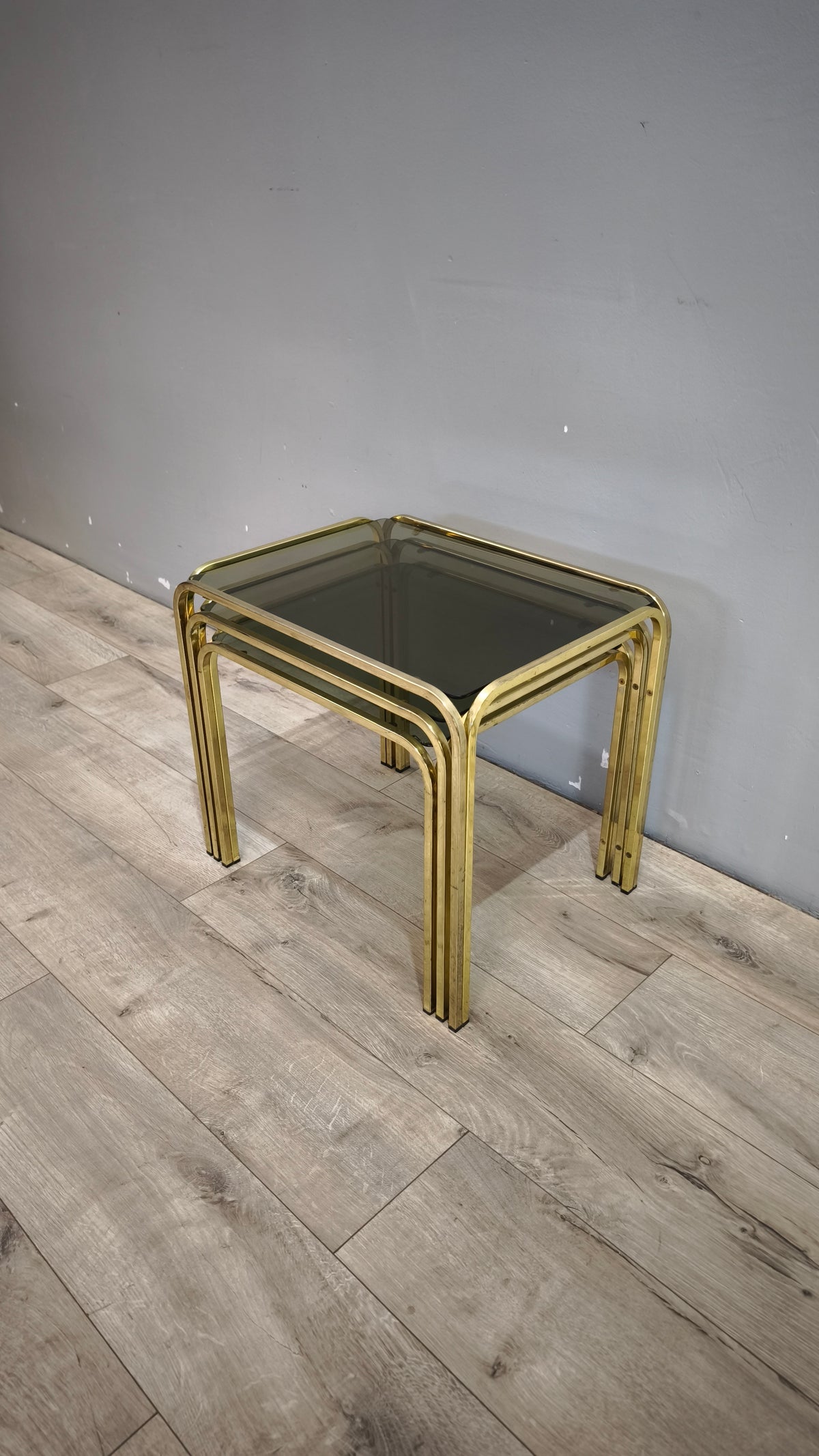 93175 Trittico tavolini da salotto in metallo dorato e piano in vetro