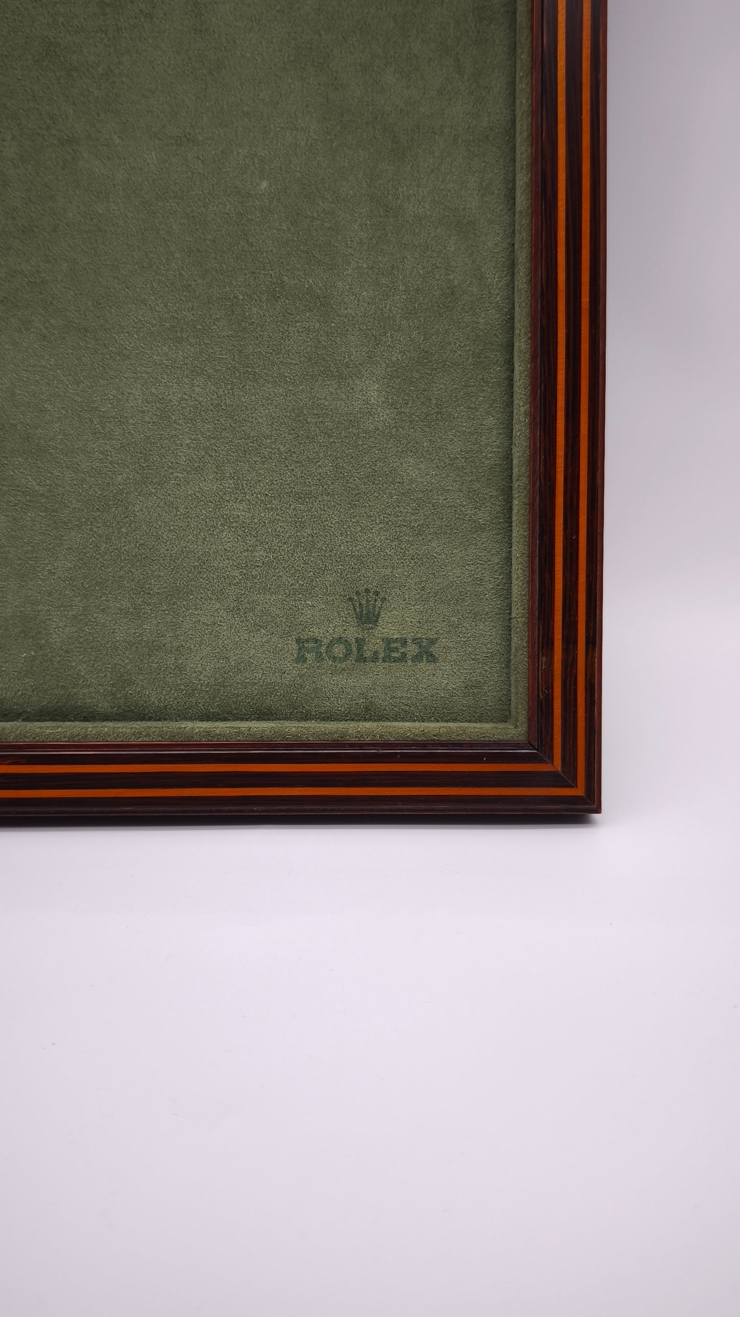 256 Vassoio espositore Rolex con cornice in legno filettato e panno in velluto verde, anni '80/90