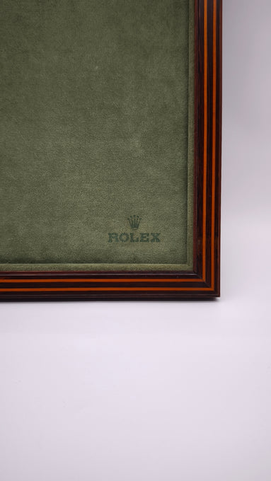256 Vassoio espositore Rolex con cornice in legno filettato e panno in velluto verde, anni '80/90