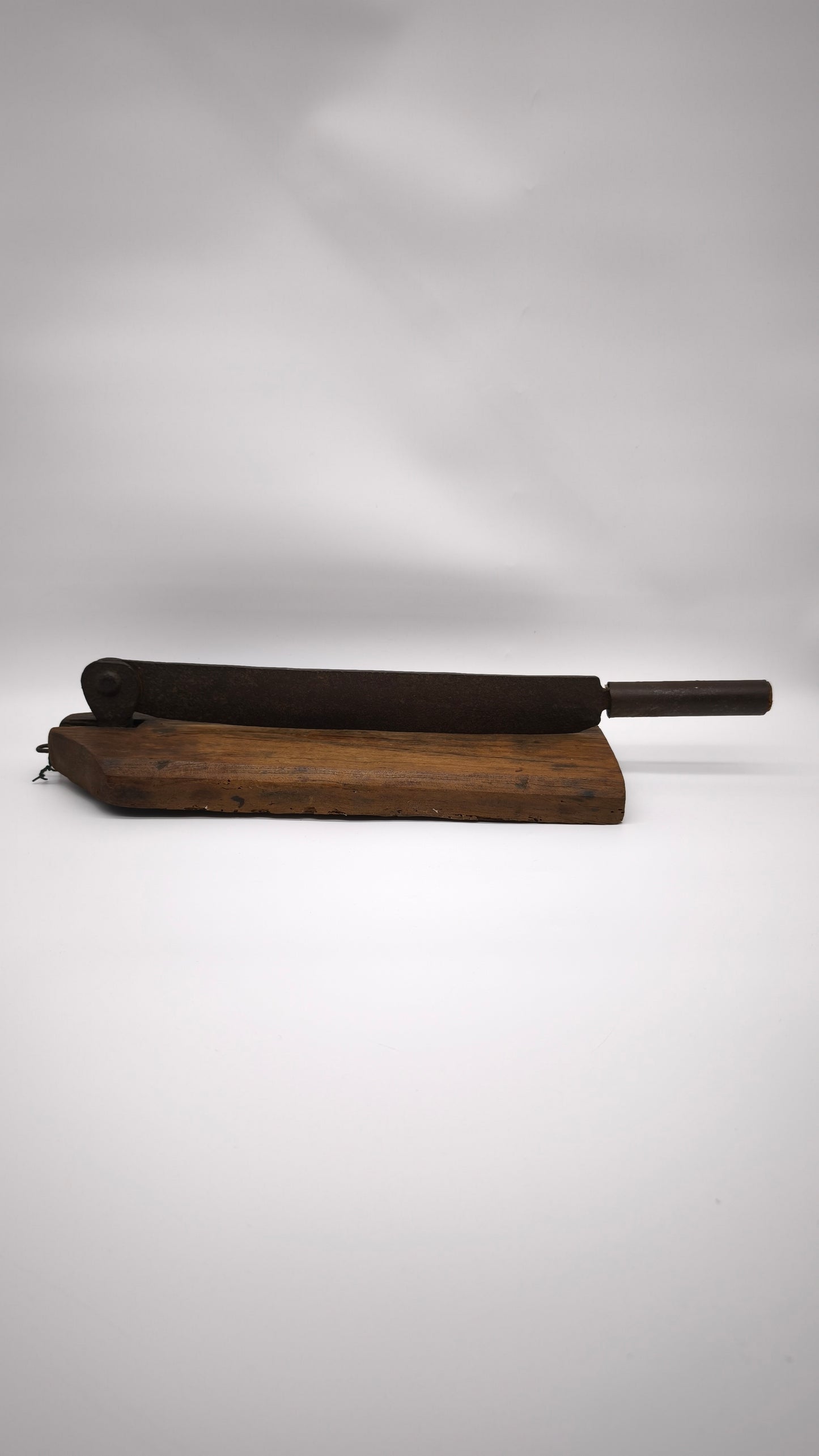 92956 Antico taglia pane in legno e ferro