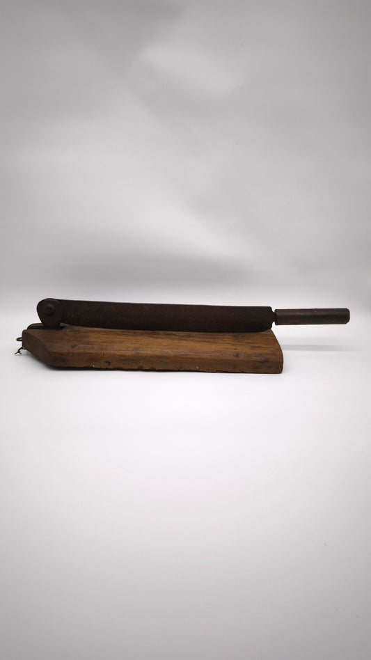 92956 Antico taglia pane in legno e ferro