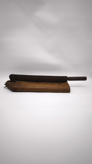 92956 Antico taglia pane in legno e ferro
