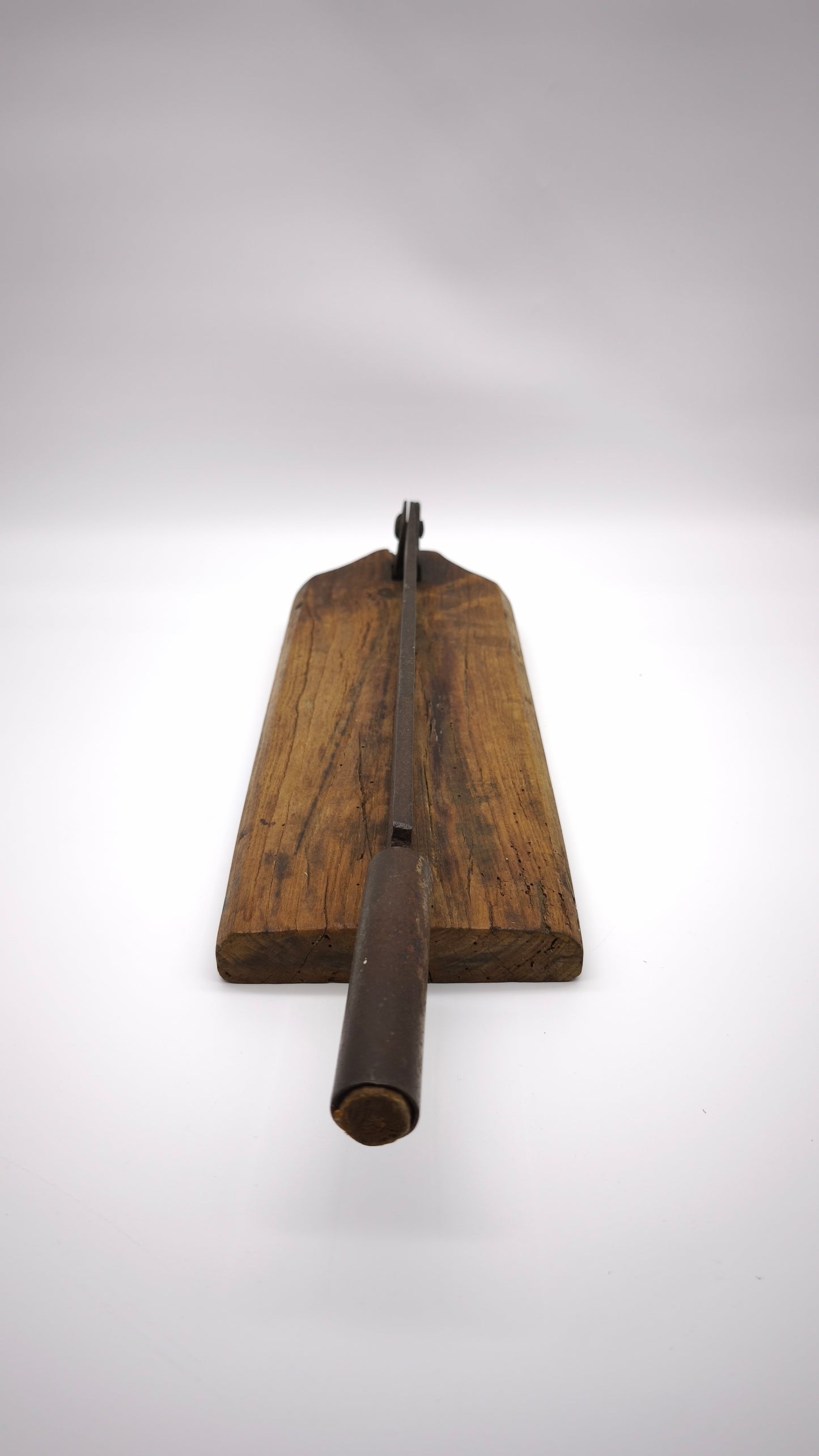 92956 Antico taglia pane in legno e ferro