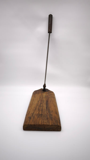 92956 Antico taglia pane in legno e ferro