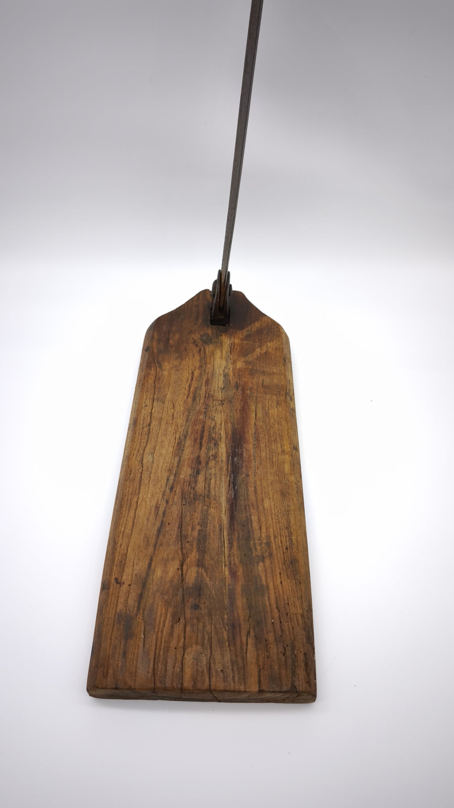 92956 Antico taglia pane in legno e ferro