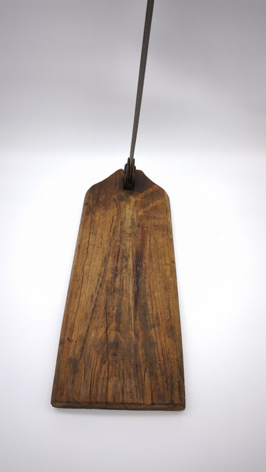 92956 Antico taglia pane in legno e ferro
