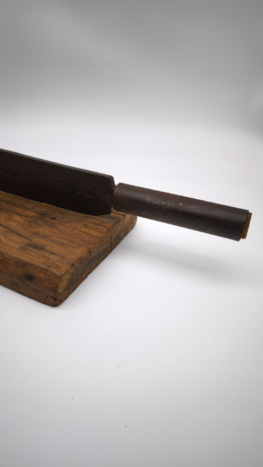 92956 Antico taglia pane in legno e ferro