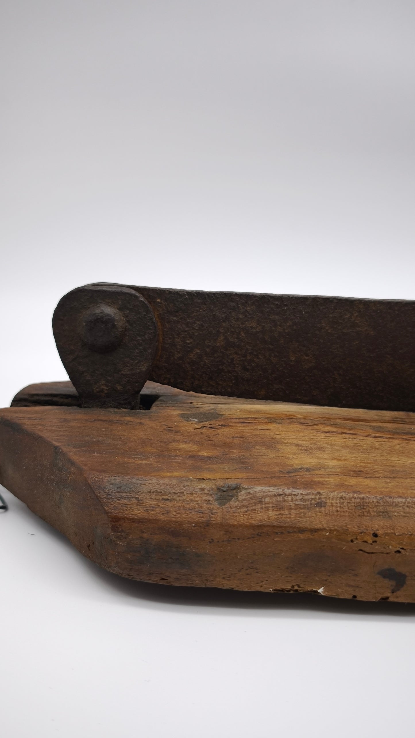 92956 Antico taglia pane in legno e ferro