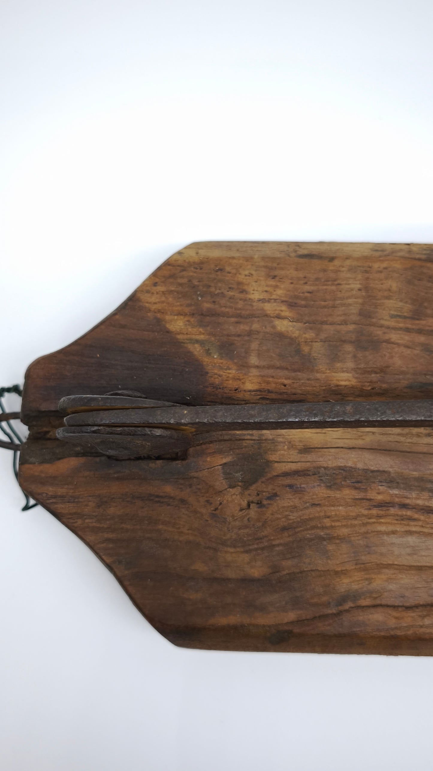 92956 Antico taglia pane in legno e ferro