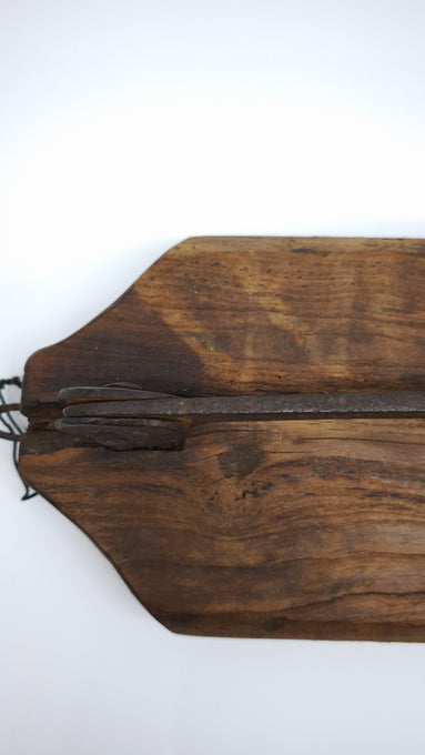 92956 Antico taglia pane in legno e ferro