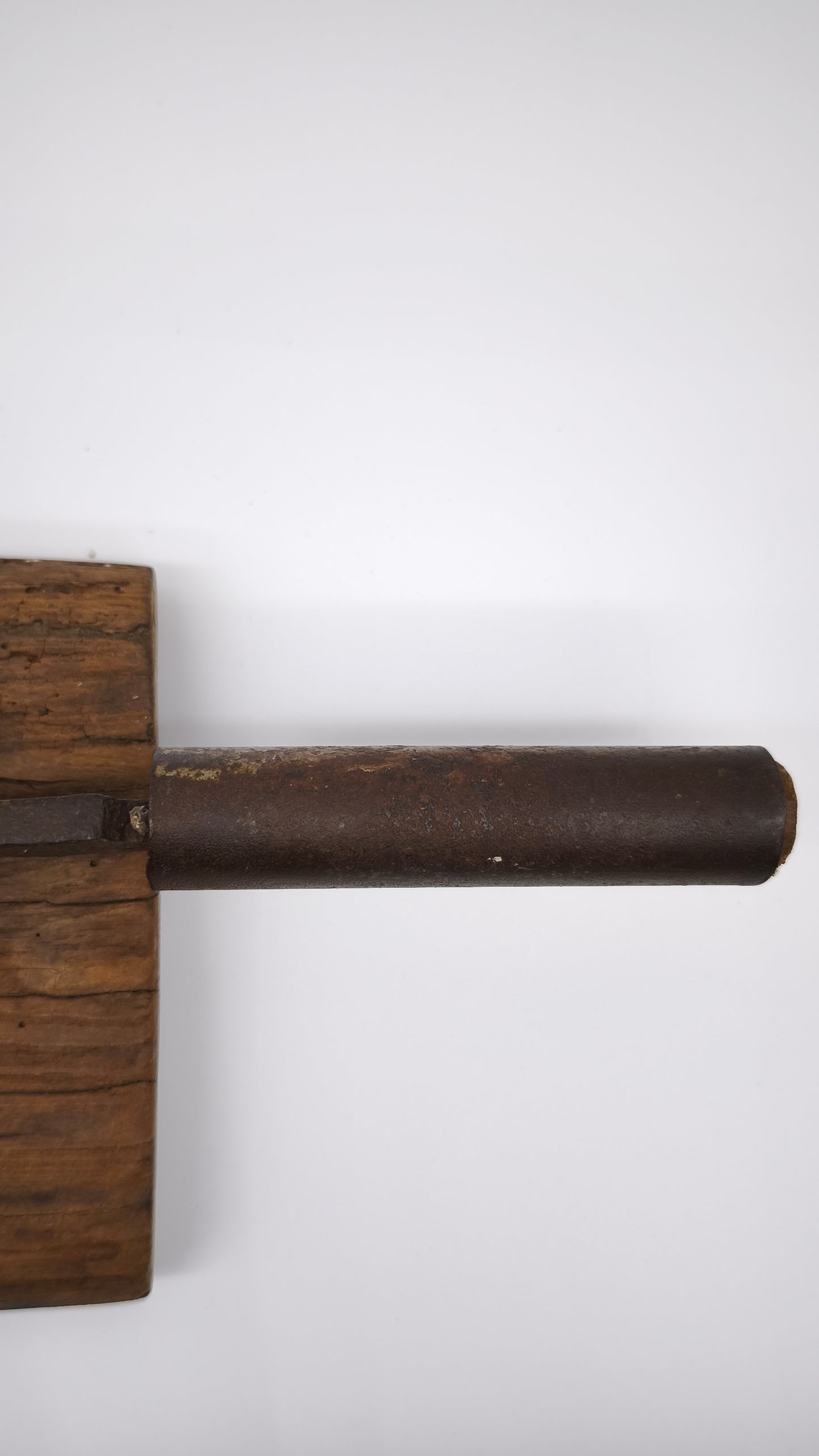 92956 Antico taglia pane in legno e ferro