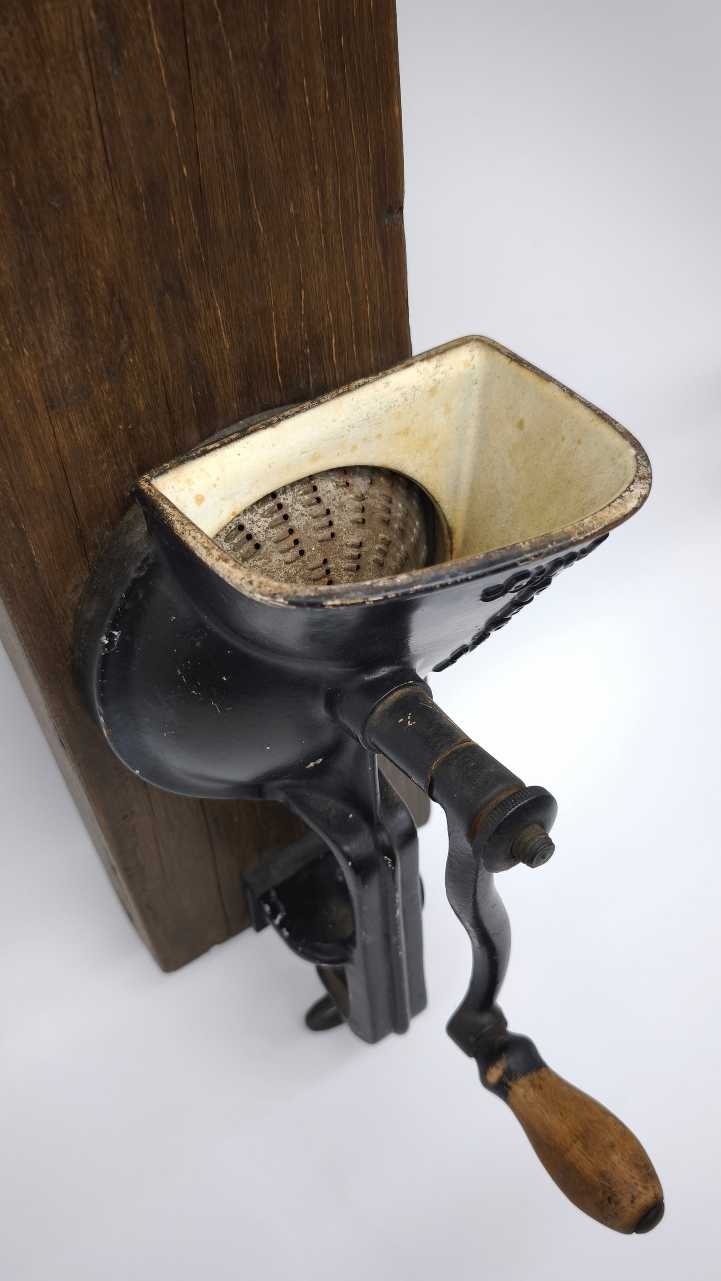 92957 Antico macina caffè in legno e ferro