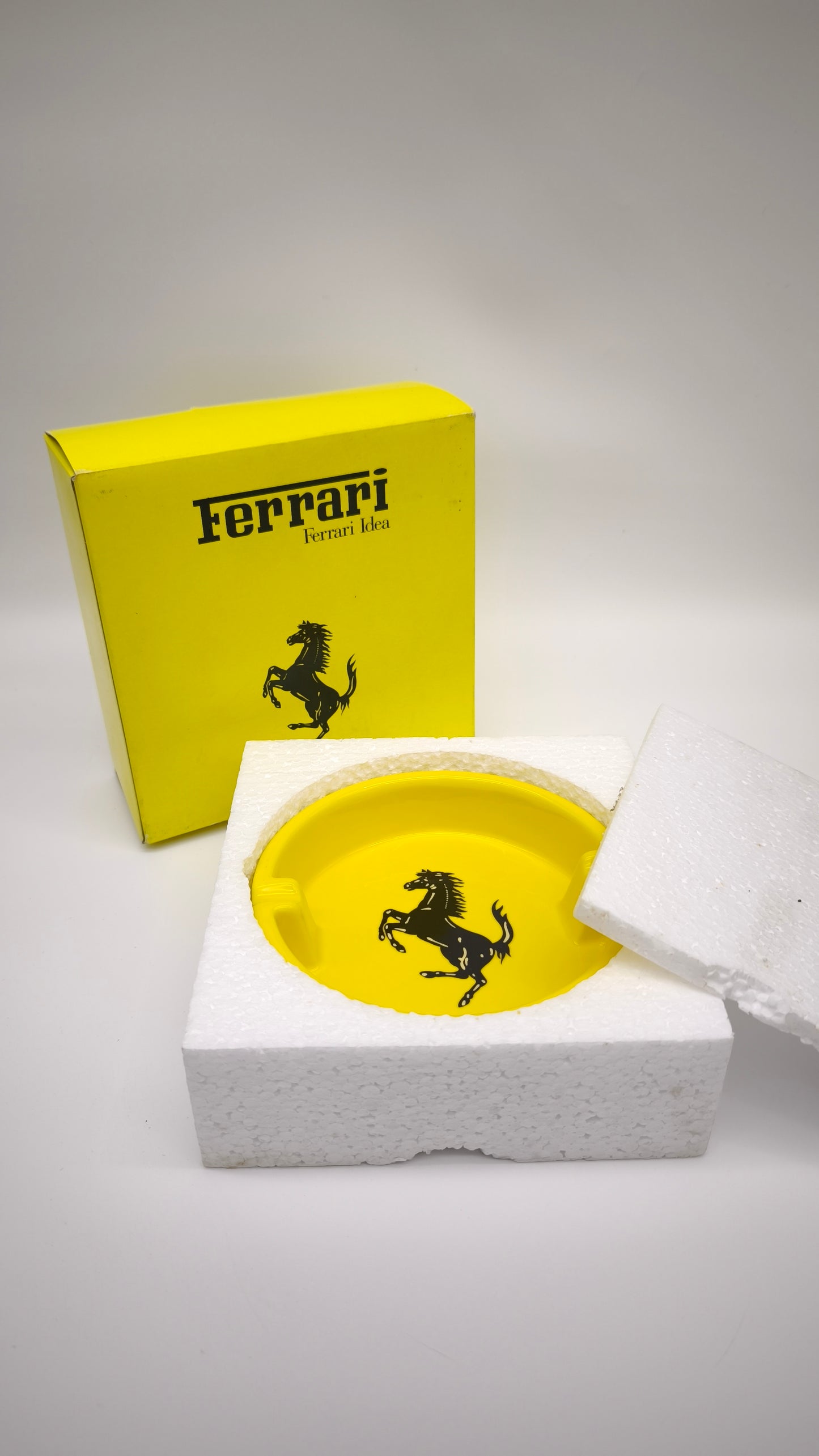 242 Portacenere Ferrari giallo con scatola gialla