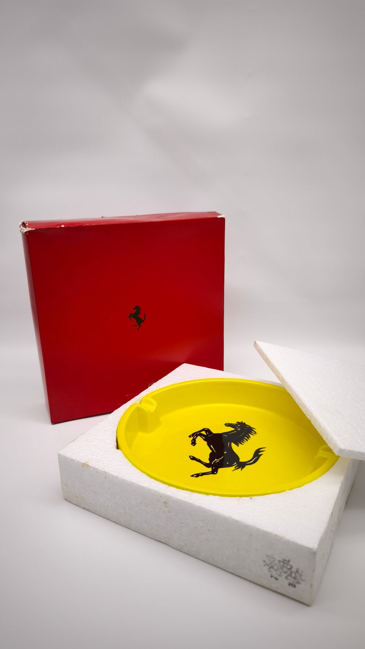 242 Portacenere Ferrari giallo con scatola rossa