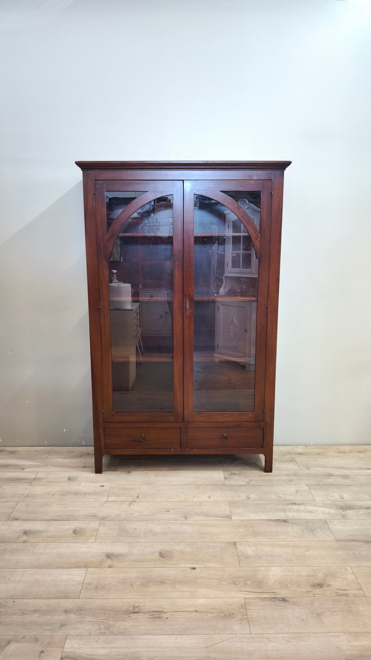 257 Vetrina in legno con due sportelli e due cassetti